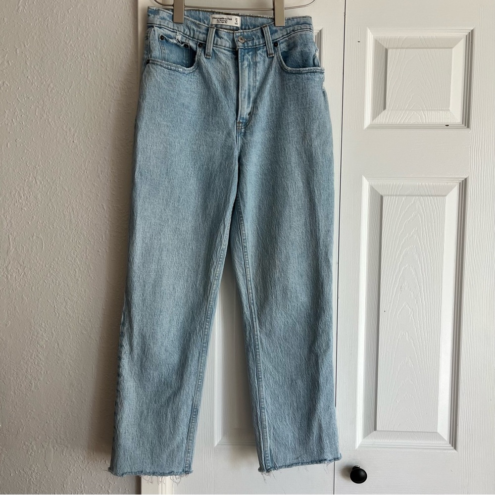 Abercrombie & Fitch 4 SHORT The 90s Straight Ultra High Rise *26” inseam raw hem
